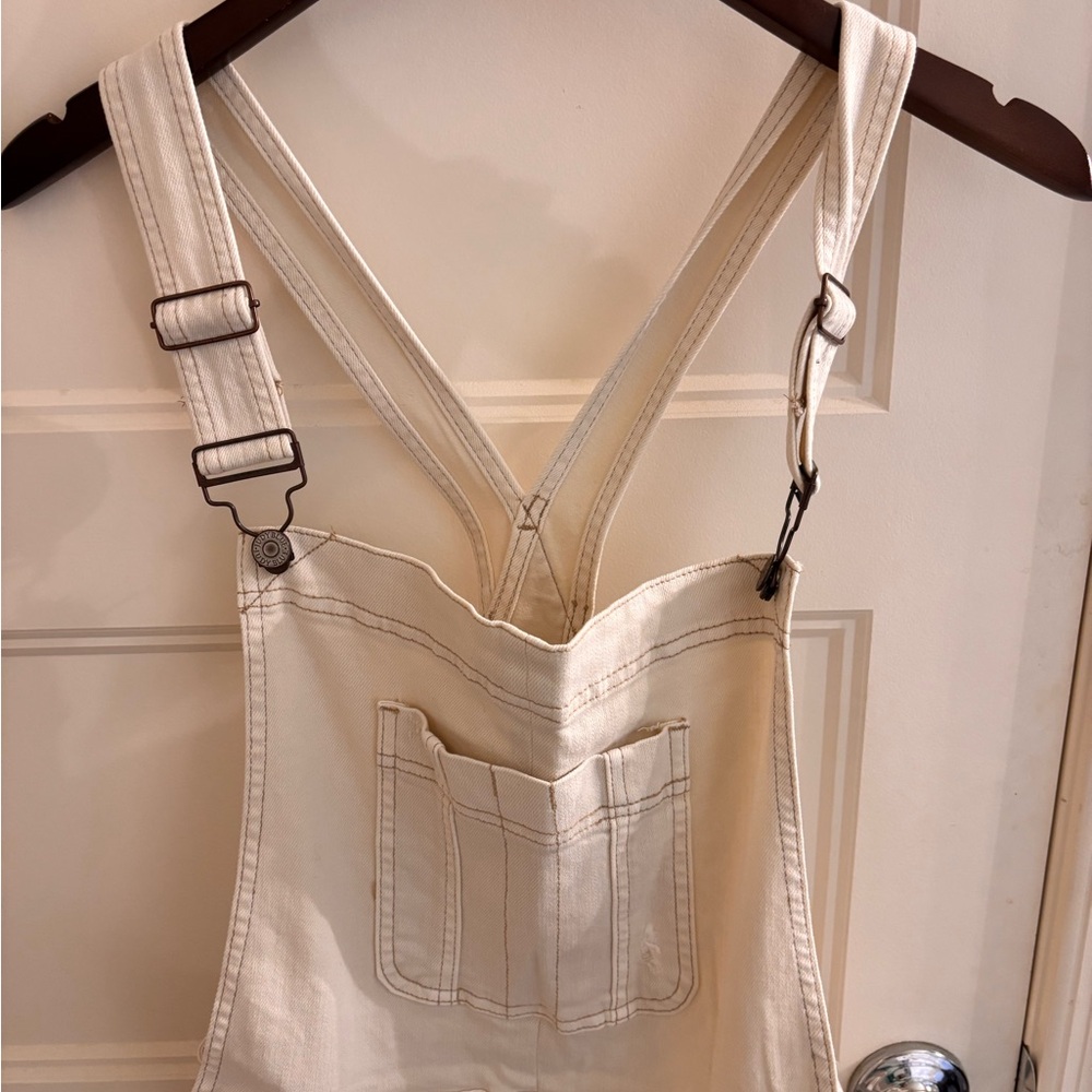 NWT! Judy Blue white denim shorts with distressing. - Picture 5 of 5